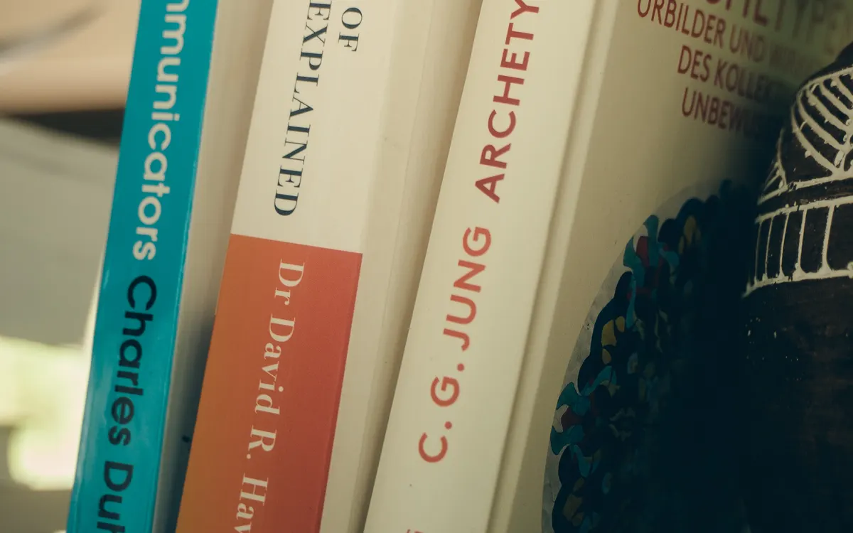 Bücher auf einer Fensterbank, vorne C. G. Jung, Archetypen.